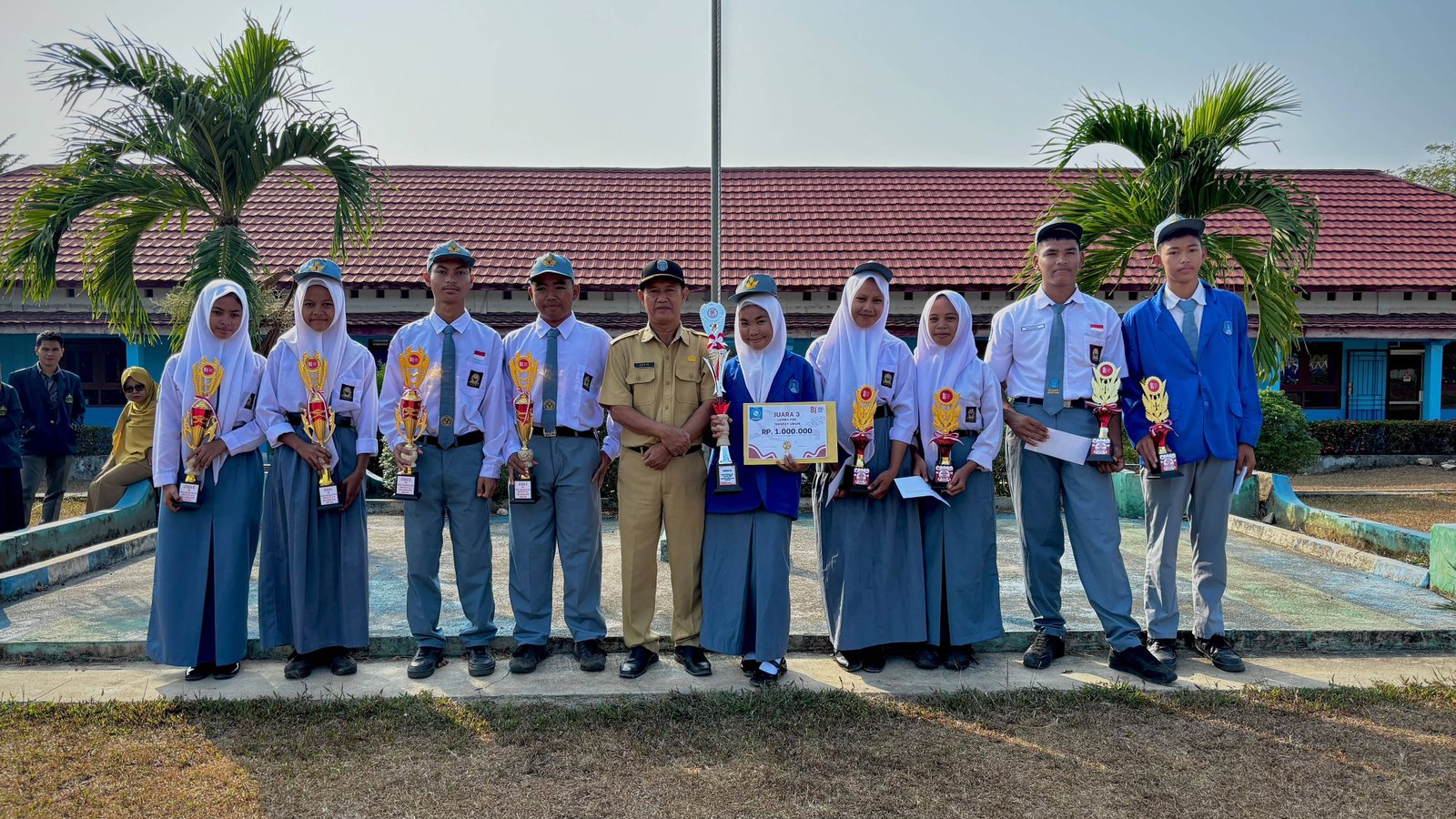 Penyerahan Trofi HUT RI KE 81
